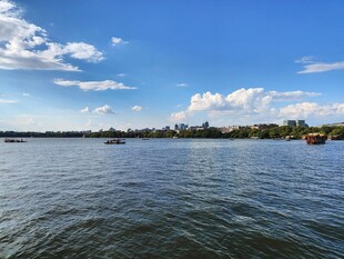 晴空下的开阔湖景