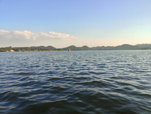 湖面远山晴空自然风光