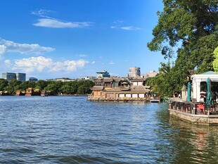 城市湖畔晴日美景