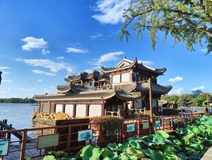 湖畔中式古建晴日风光