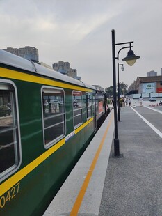 停靠站台的绿皮火车
