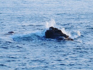 海面礁石溅起浪花