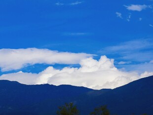 蓝天流云远山景致