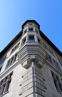 仰拍欧式转角复古建筑