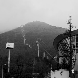 雾中山麓索道黑白风景