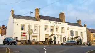 英伦临街白色旅店建筑