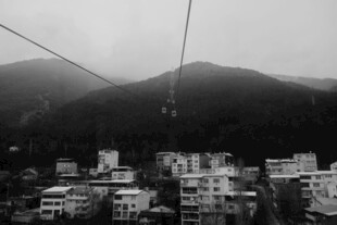 山城黑白朦胧远景