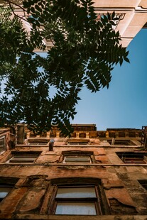 红砖建筑与绿树蓝天