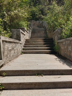 林间石阶登山步道