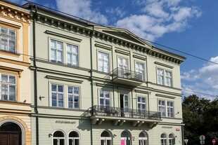 欧式临街复古多层建筑