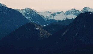暮色层叠山峦远景