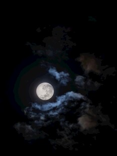 夜空满月薄云景致