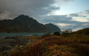 郊野山湖暮色风光
