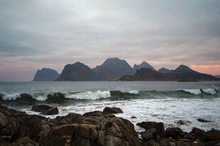 暮色海滨远山风光