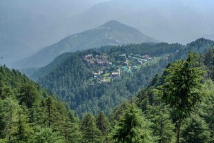 青山间村落远景