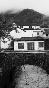 临水乡村民居黑白风光