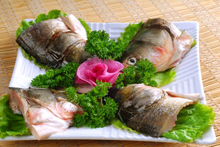 生鲜鱼头食材摆盘