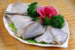 新鲜带鱼段食材摆盘
