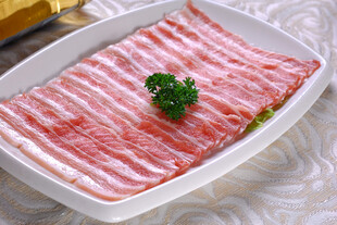 新鲜五花肉摆盘