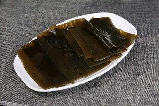白盘里的海带