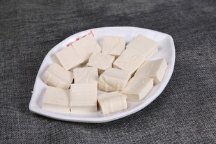 一盘嫩白鲜豆腐