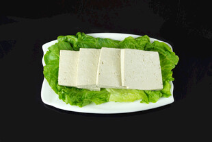 盘装鲜豆腐食材摆盘