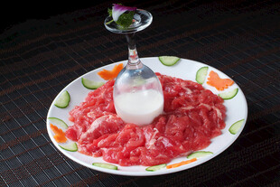 盘装鲜切生牛肉