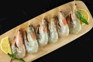 新鲜生虾食材摆盘