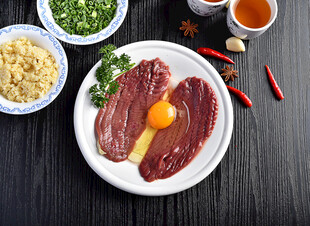 鲜切生牛肉配鸡蛋