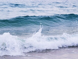 海边白浪拍岸
