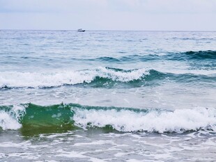 海面涌动的浪涛