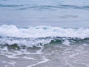 海面翻涌的浪涛