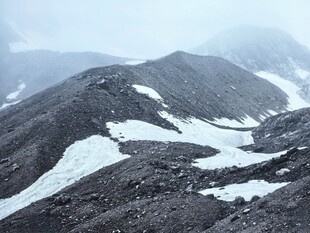 高山残雪风光