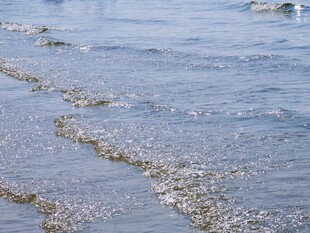 水面粼粼波光