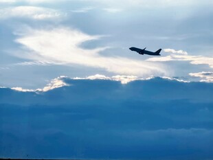 云海上空飞行的飞机