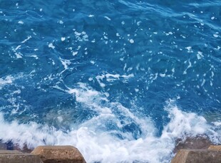 海边翻涌的海浪