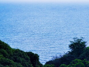 青山环抱静谧湖面
