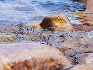 水岸浅滩岩石水彩画