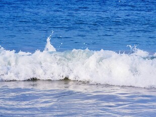 蓝色海面翻涌白浪