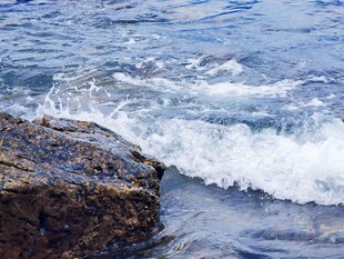 海浪拍击岸边礁石