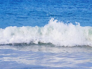 海面翻涌的白色浪花
