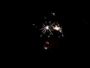 黑夜中绽放的烟花