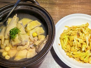 砂锅炖鸡配家常小炒