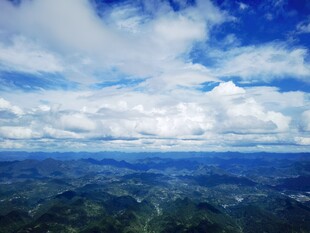 高空俯瞰晴空山野风光