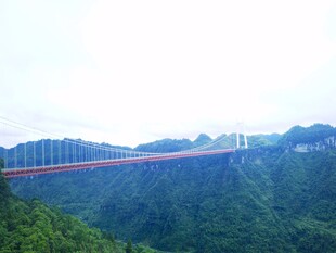 峡谷高空特大悬索桥