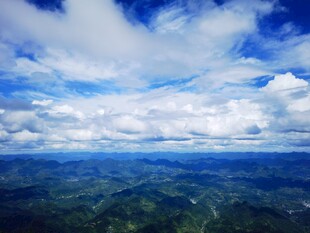 高空俯瞰山野晴空美景