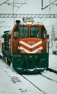雪中行驶的老式火车