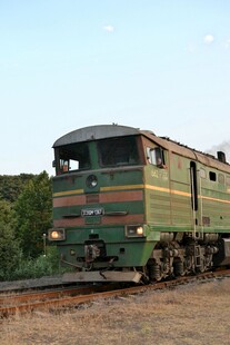 郊外行驶的老式火车