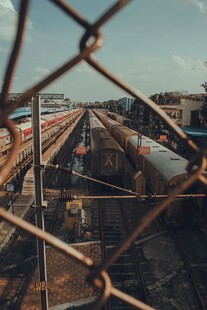 铁丝网后延伸的公路