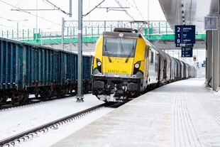 雪天站台停靠的列车